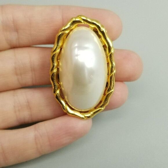 Vintage Faux Pearl and Gold Tone Oval Scarf Clip, 1 1/2 Inches Long, Retro - Picture 6 of 7